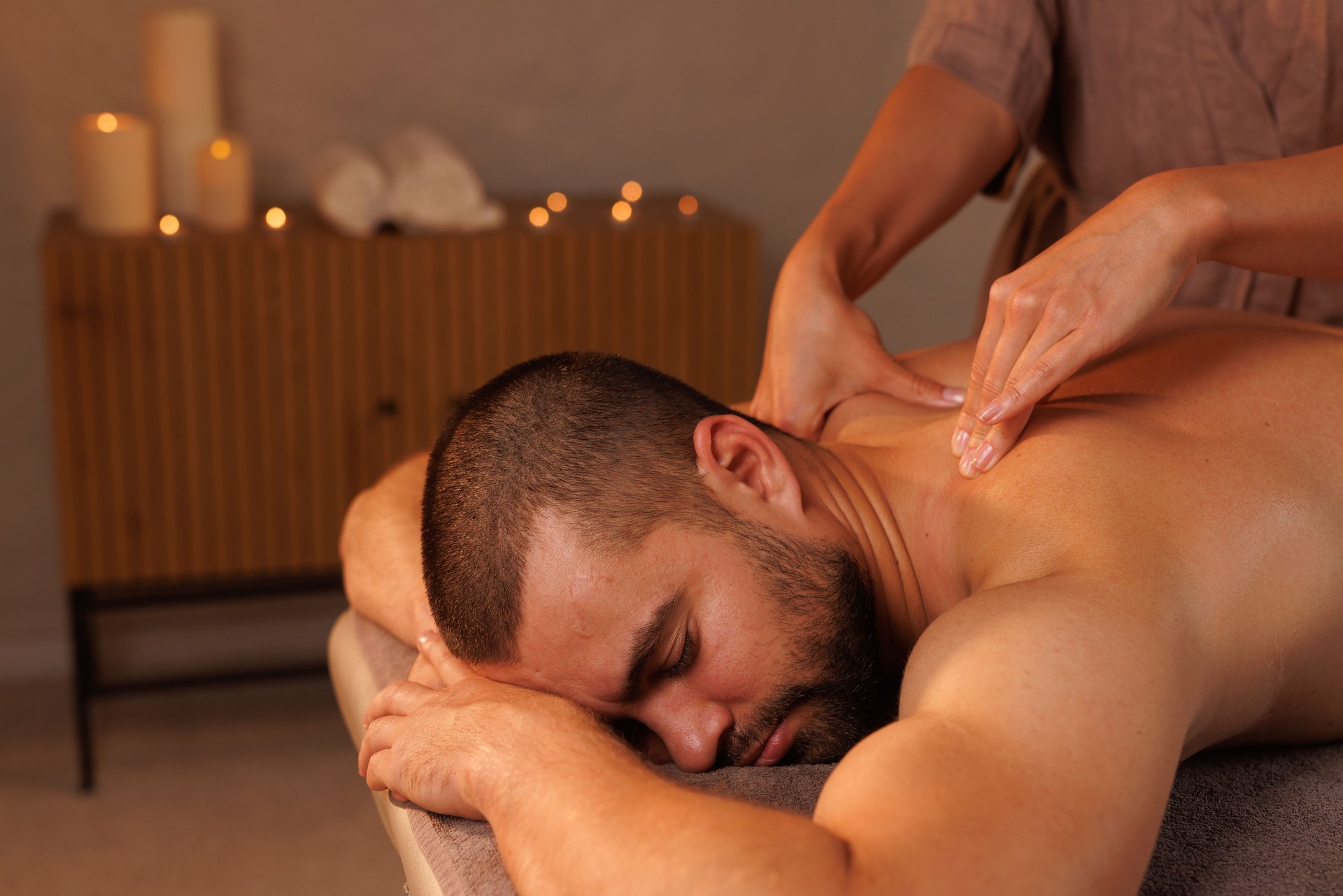 Tantra Royal Diamond es la experiencia de masaje tantra más lujosa y exclusiva de Marbella Zen. Diseñada para hombres exigentes que buscan una sesión privada, sensual y de alto nivel, esta experiencia se realiza en la Suite Diamante: un spa privado con jacuzzi, sauna turca, cama LED y zona de relax gourmet.  Este masaje combina elementos del tantra tradicional con atención personalizada, masaje interactivo, masaje en el agua y acompañamiento completo por parte de la masajista, que comparte con el cliente momentos íntimos como el jacuzzi y el ritual final. Incluye masaje prostático (opcional), sauna guiada, y ritual de cierre con detalle exclusivo.  Ideal para clientes que buscan masajes tantra de alto nivel en Marbella, sesiones de masaje para hombres en ambiente VIP, experiencias sensoriales completas, o masajes en suites privadas de lujo. Tantra Royal Diamond es la opción perfecta para quienes desean desconectar del mundo y vivir un momento de placer, lujo y relajación profunda. masaje tantra de lujo Marbella, masaje exclusivo para hombres, masaje con jacuzzi privado, suite privada spa Marbella, masaje tantra con sauna y jacuzzi, masaje prostático Marbella, masajista entra en jacuzzi, masaje tantra VIP, masaje en pareja lujo, experiencia tantra Marbella Zen